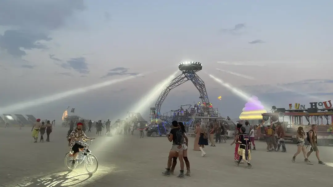 mennyibe-kerul-egy-jegy-a-burning-man-fesztivalra