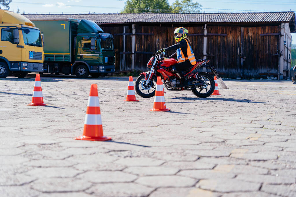 mennyibe-kerul-egy-motoros-jogositvany