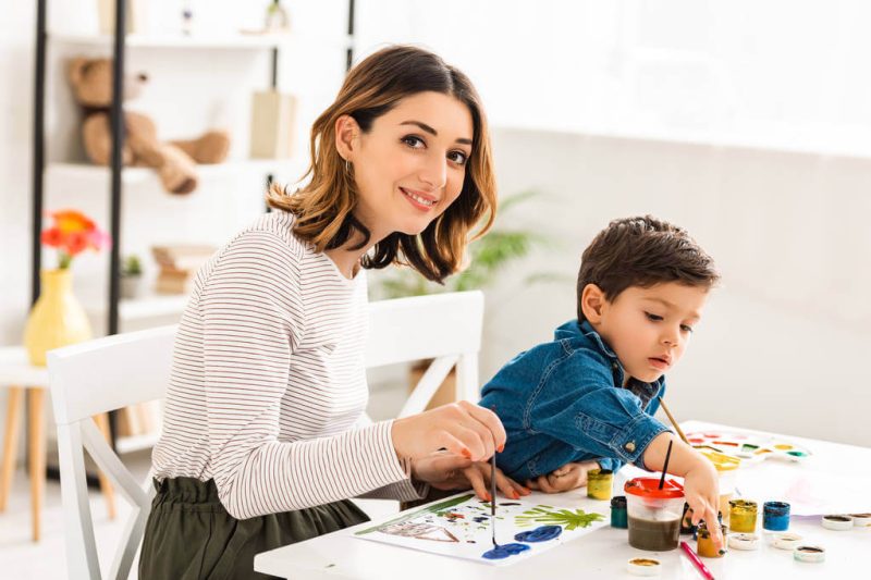 Mennyibe kerül egy bébiszitter?