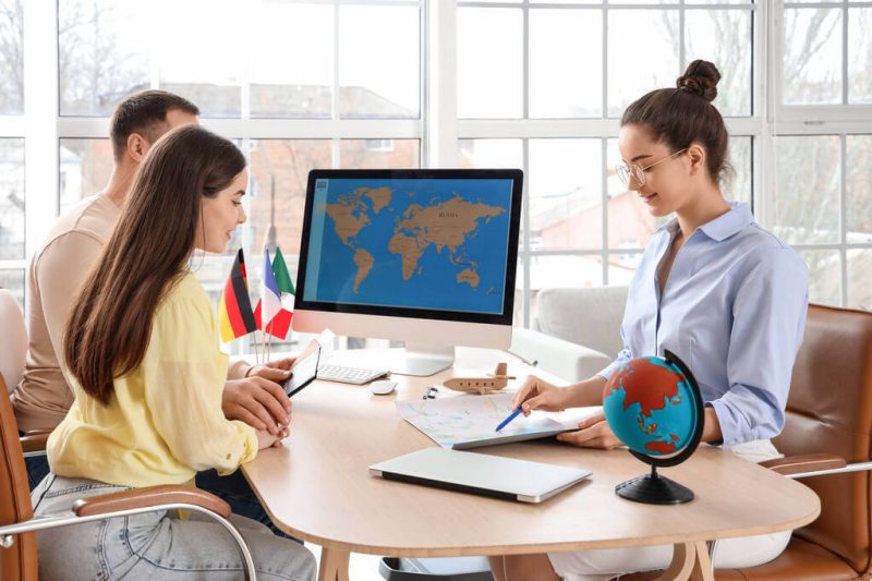 Mennyit keres egy utazásszervező?