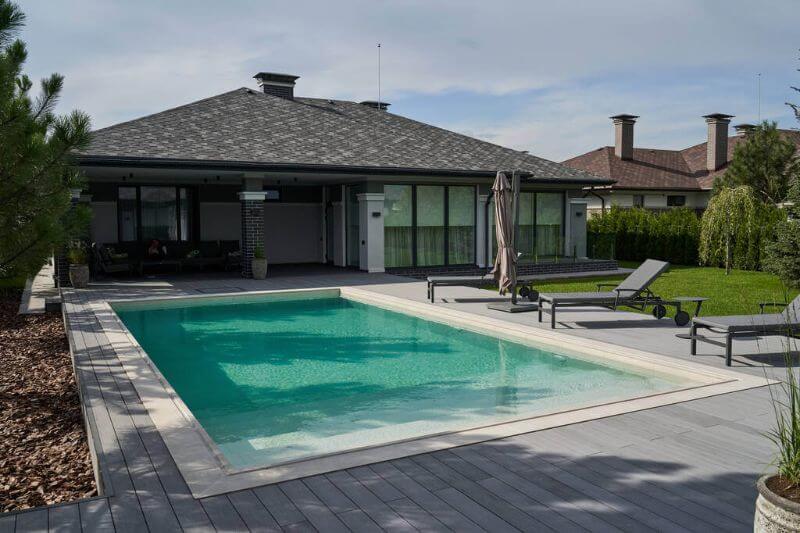 mennyibe-kerul-egy-zsalukoves-medence-epitese